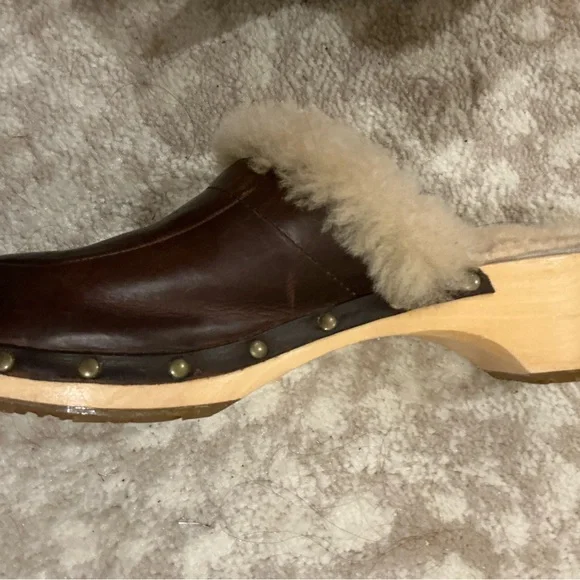 UGG Tan Sheepskin clogs - Picture 4 of 5